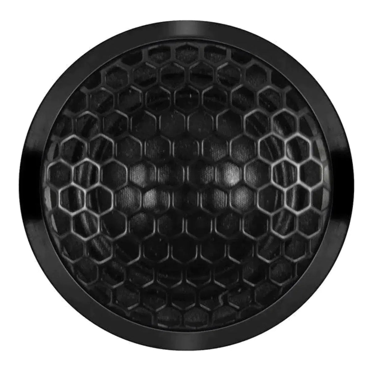 Close-up van een rond zwart object met een honingraatpatroon, dat lijkt op het rooster van het Musway MG6.2C systeem.