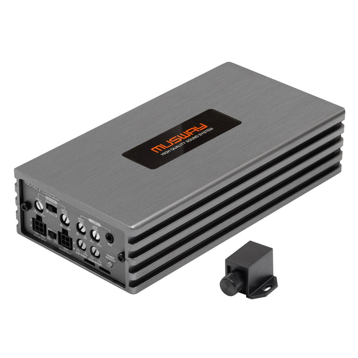 De Musway NX700.3 zilverkleurige 3-kanaalsversterker is voorzien van bedieningsknoppen, aansluitingen en Interference Free Tech, afgebeeld met een afstandsbediening op een witte achtergrond.
