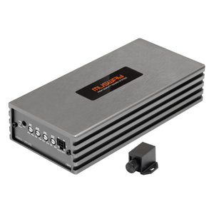 Een Musway NX800.1 rechthoekige 1-kanaals versterker met 800 W RMS, bedieningsknoppen, ingangen en een klein zwart afstandsbedieningsapparaat ernaast.