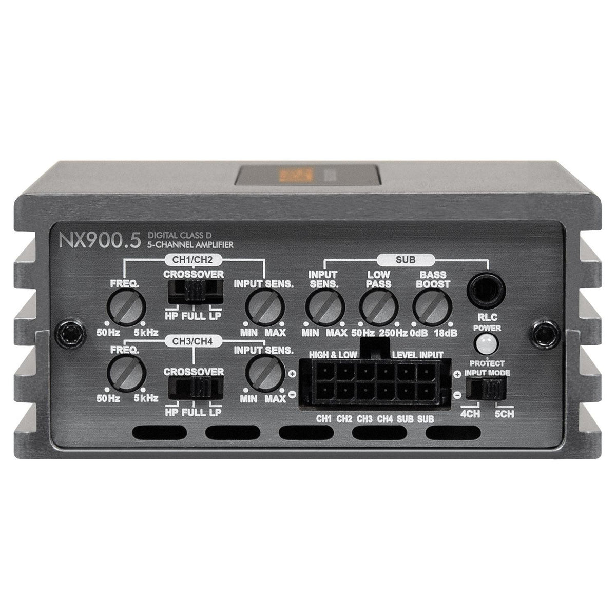 Op het voorpaneel van de Musway NX900.5 bevinden zich bedieningselementen, draaiknoppen, schakelaars en gelabelde I/O-poorten voor 5 kanalen plus een subwoofer met Interference Free Technology.