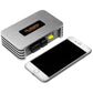 Un amplificatore compatto a 2 canali Musway P2, di colore argento, con ingressi RCA e porte di I/O, si trova accanto a uno smartphone bianco su sfondo bianco.