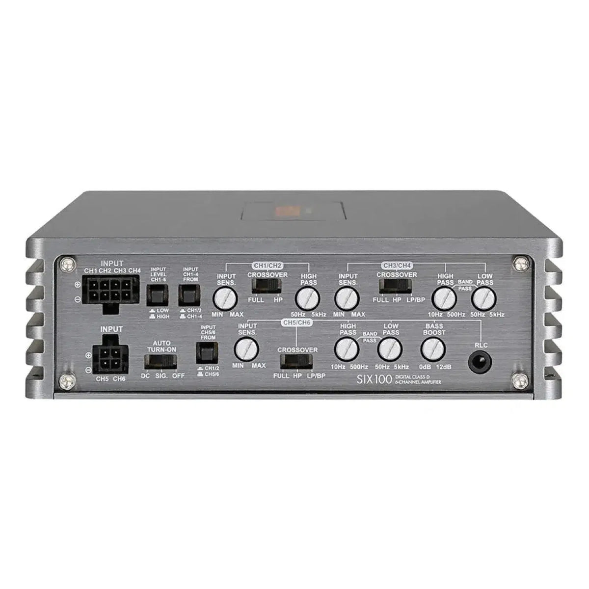 De Musway SIX100 is een zilveren 6-kanaals audioversterker met een bedieningspaneel voor ingangen, geluidsaanpassingen en crossover-instellingen.