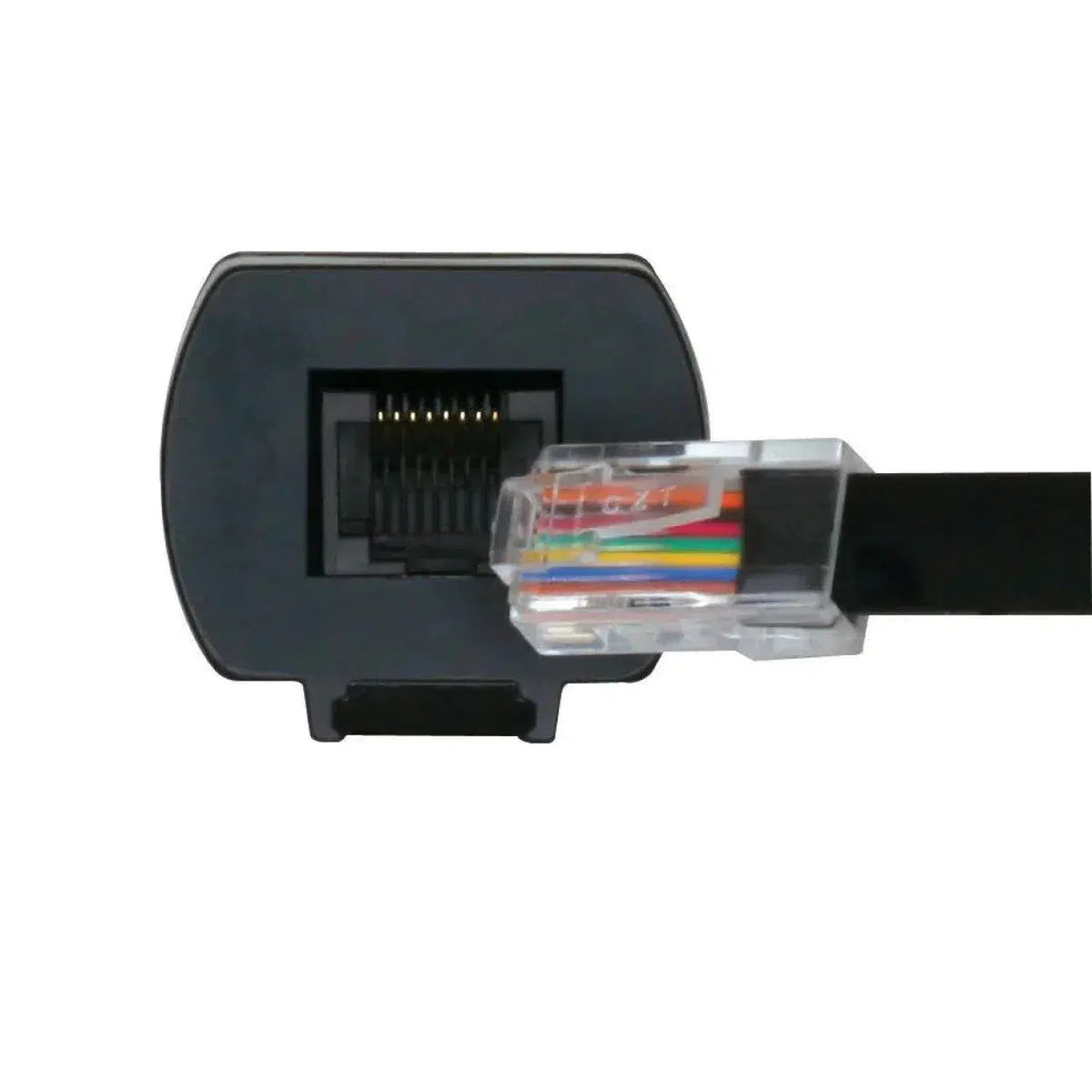 Primo piano di un connettore di un cavo Ethernet vicino a una porta nera, con fili colorati che mostrano una precisione come quella delle configurazioni Rockford Fosgate Power / Punch PEQ.