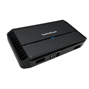 Un amplificador de 2 canales Rockford Fosgate Punch P1000X2 negro con puertos de entrada y salida visibles, mostrado en ángulo sobre un fondo blanco.