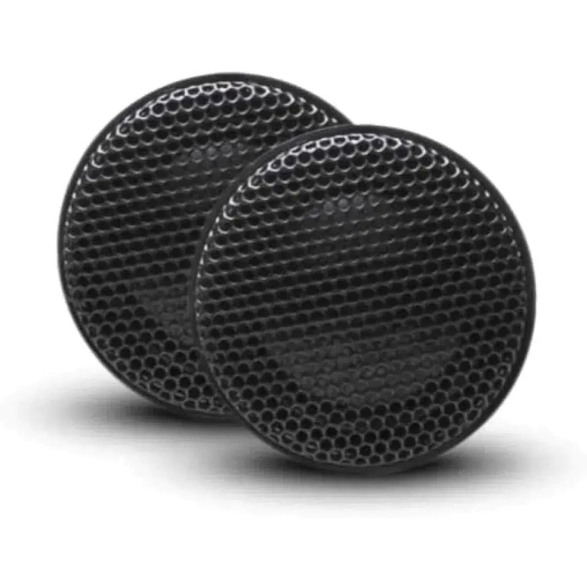Due tweeter Rockford Fosgate Punch P152-S neri e rotondi con griglia a nido dape sono affiancati su uno sfondo bianco.