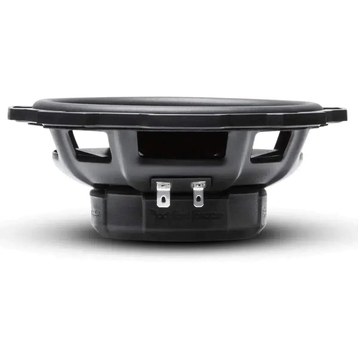 Un diffusore subwoofer per auto Rockford Fosgate Punch P152-S visto di lato, con il cono, il telaio e i terminali di collegamento su uno sfondo bianco.