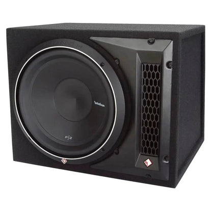 Un subwoofer Rockford Fosgate Punch P2-1X12 negro de 12 en una caja rectangular con ventilación lateral y detalles del logotipo.