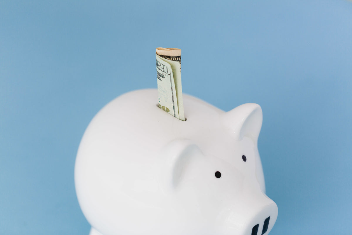 saving-cash-in-bank
