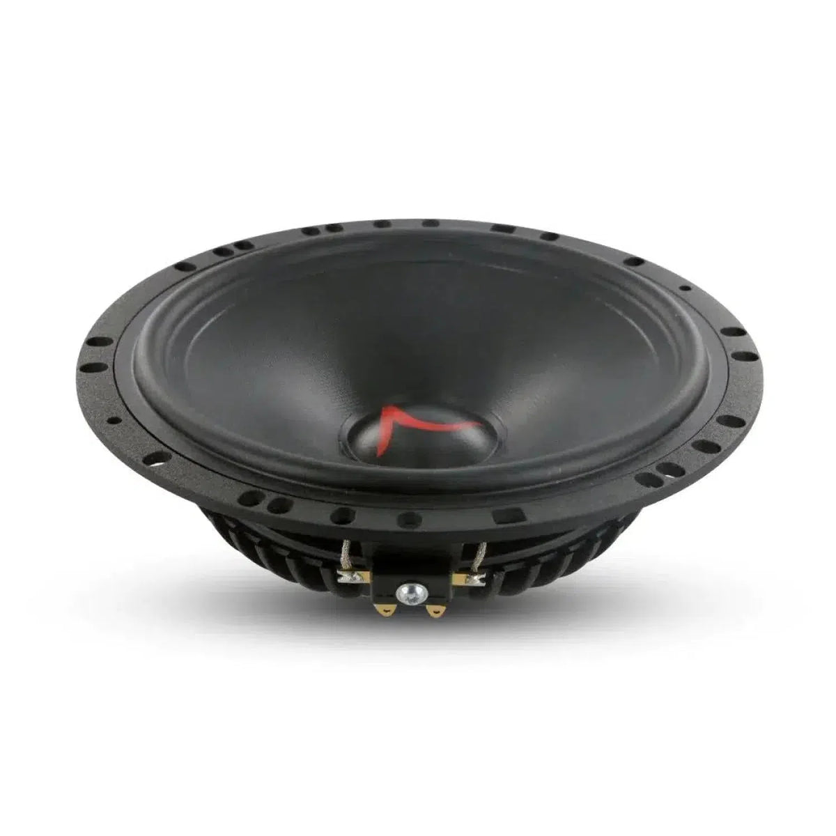 Un altavoz subwoofer negro Scanspeak Automotive Discovery 16W/4434G00 visto en ángulo, mostrando su cono, orificios de montaje y terminales de conexión de la base.