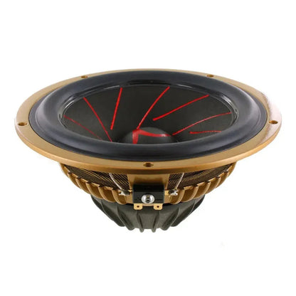 Primo piano di un subwoofer Scanspeak Automotive Gold 16W/4538G05 da 6,5 con cono nero e accenti rossi, ripreso su uno sfondo bianco.