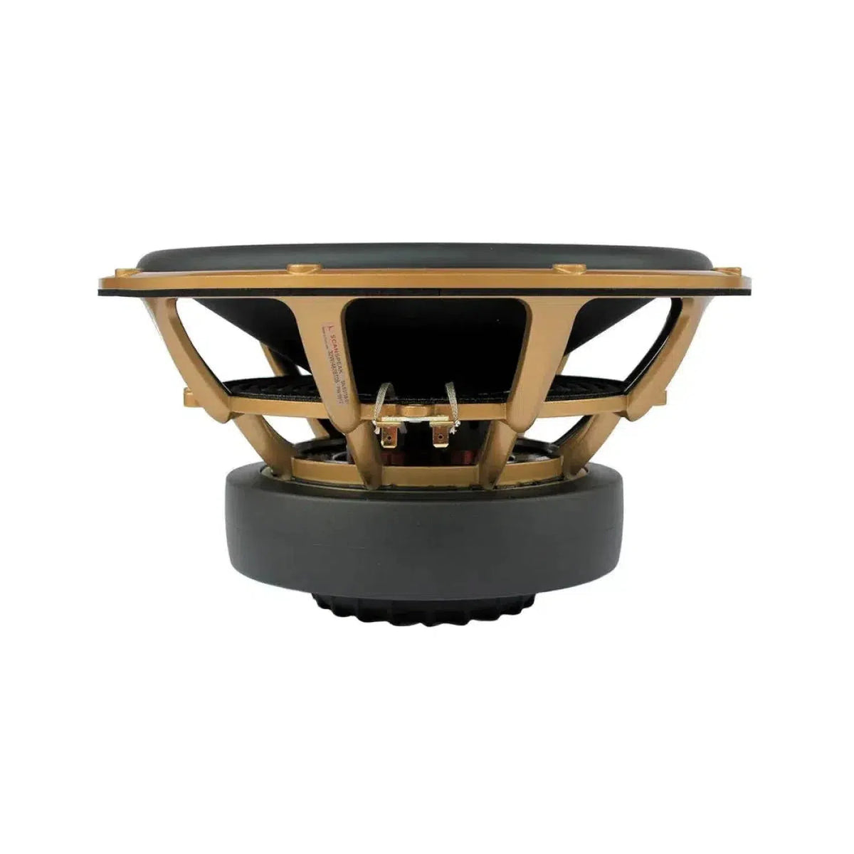 Vista lateral de un subwoofer Scanspeak Automotive Gold 32W/4878T05 de 12 con cono de papel sándwich negro e imán redondo grande, aislado sobre fondo blanco.