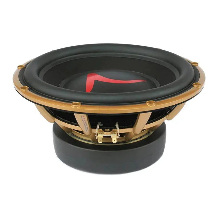 El Scanspeak Automotive Gold 32W/4878T05, un gran subwoofer de 12 con marco negro/oro, cono central rojo y Sandwich Papier-Membran, se muestra sobre fondo blanco.