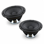 Due diffusori Scanspeak Illuminator 18WU/8741T00 neri e argento con Tiefmitteltöner poggiano su una superficie bianca, inclinata per mostrare i coni rotondi e i cerchi di montaggio.