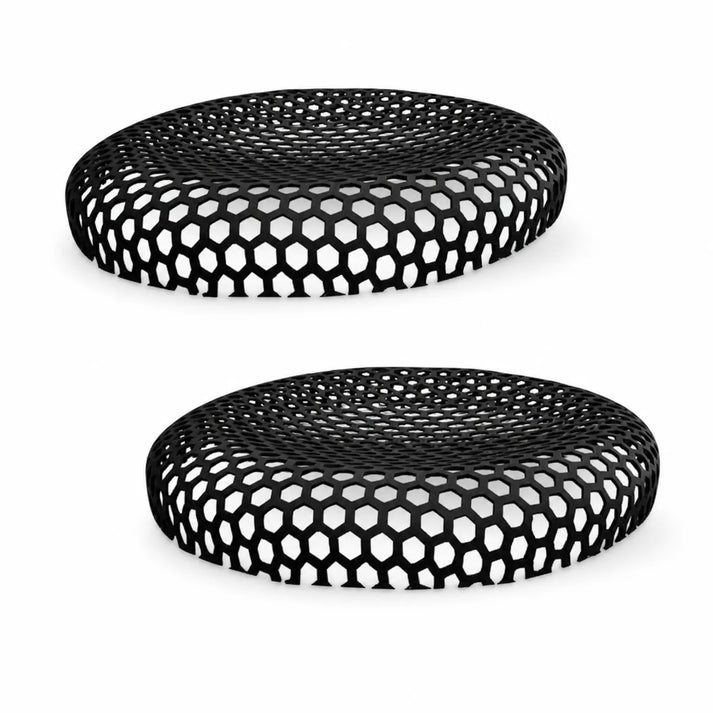 Due griglie per diffusori SIP Hexagonalgitter Hexa nere, circolari con motivo a nido dape e forma concava, sovrapposte in stile bianco-moderno per Lautsprechergitter.