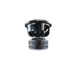Un subwoofer Sundown Audio Zv7 18 negro con la marca en relieve en la base y 3500W RMS de potencia, mostrado sobre un fondo blanco liso.