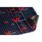 Primer plano de una alfombrilla insonorizante para coches Vibrofiltr Pro 4.0 4mm 10x35x50cm negra y texturizada, parcialmente despegada para mostrar su cara inferior autoadhesiva.