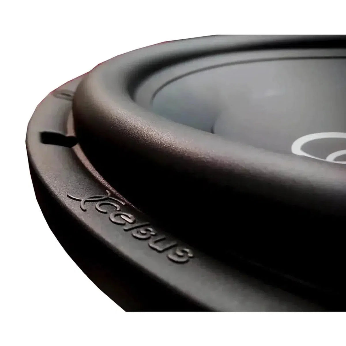 Close-up van een zwarte Xcelsus Ultra SQL XSS12 12 subwoofer met het gebogen oppervlak en de krachtige 850W RMS prestaties.