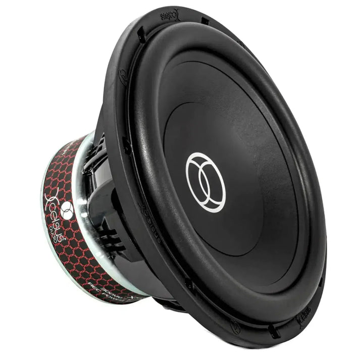 De Xcelsus Ultra SQL XSS12 subwoofer heeft een zwart en rood cirkelvormig ontwerp, metalen accenten, zijpatronen en levert krachtige 850W RMS audio.