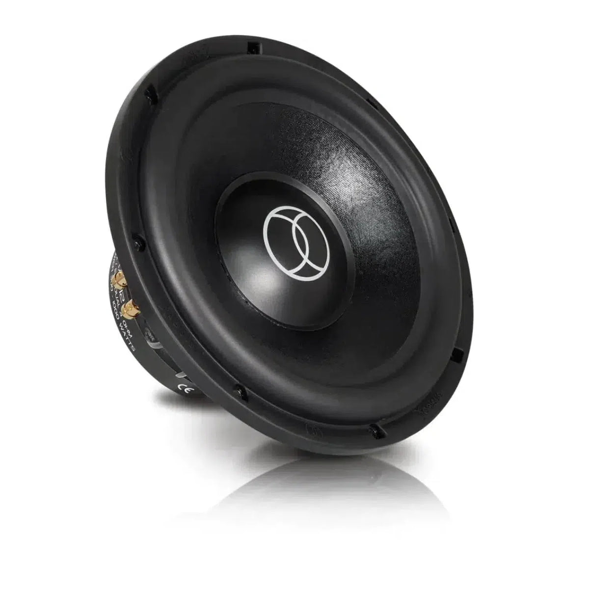 Een zwarte Xcelsus Ultra XAS12 12 subwoofer met dubbele spreekspoelen van 2x4 Ohm en een cirkelvormig logo in het midden, iets naar links gekanteld op een witte achtergrond.