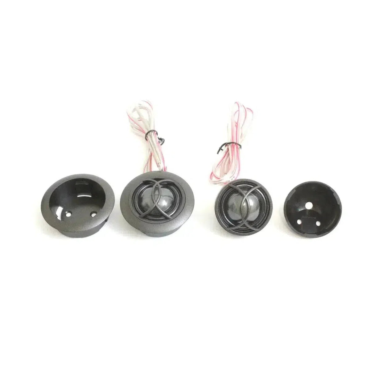 Cuatro componentes redondos de plástico negro del Xcelsus Ultra XU6.2C, dos con cables y dos sin ellos, están dispuestos en fila sobre un fondo blanco.