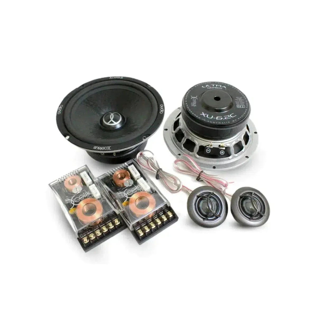 De Xcelsus Ultra XU6.2C set bestaat uit twee 5 luidsprekers, twee tweeters, bedrading en twee crossovers, afgebeeld op een witte achtergrond.